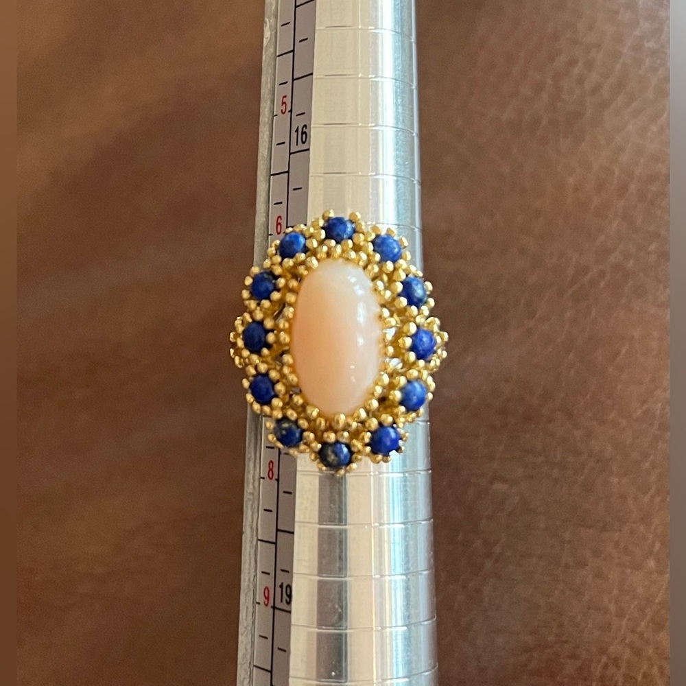 Vintage Womens 18k Angel Coral and Blue Lapis Ring, Size 7